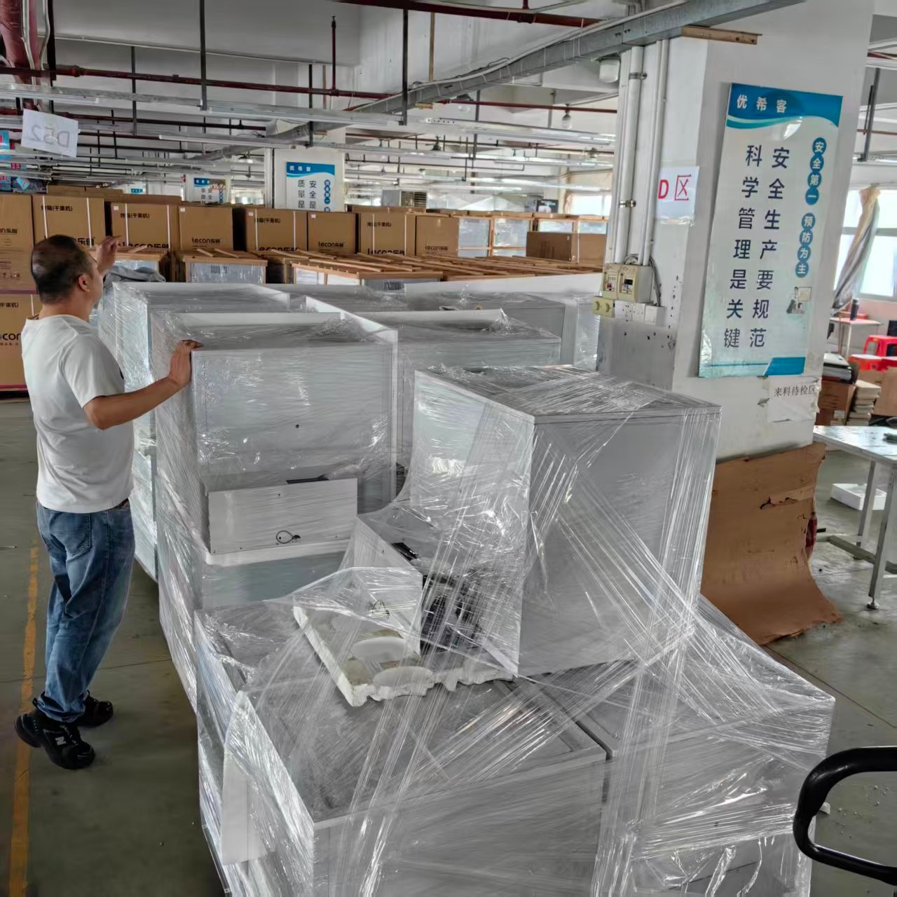 Warehouse with chassis components